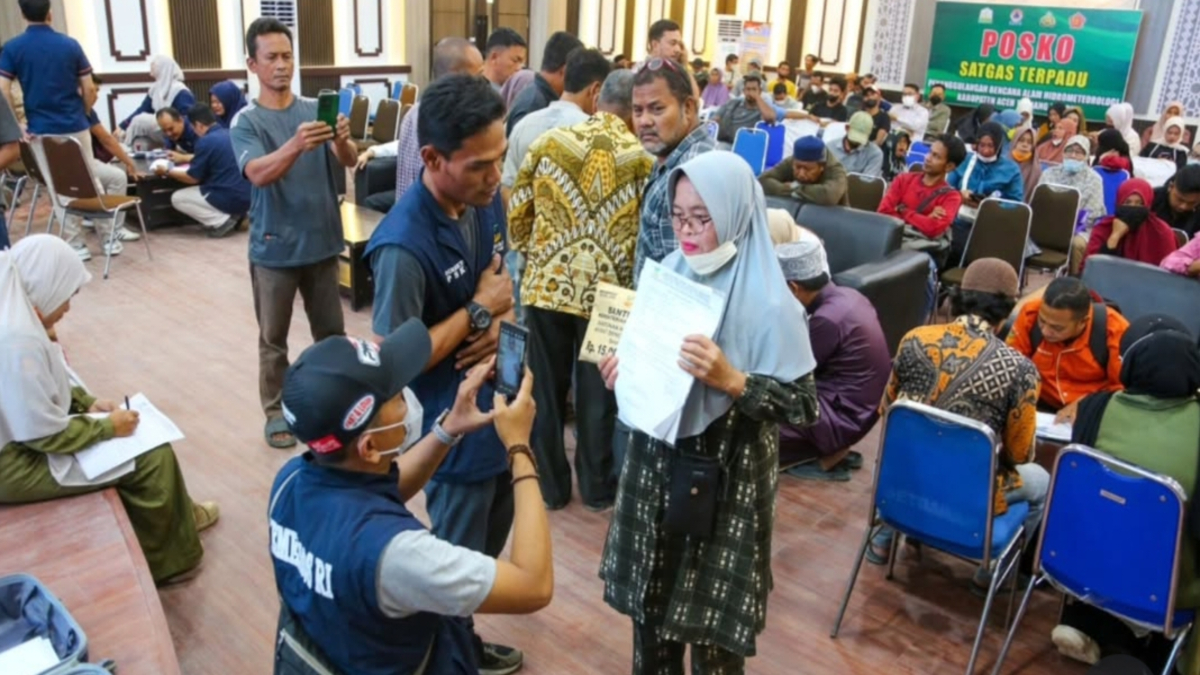 Ilustrasi penyaluran bansos kepada para keluarga penerima manfaat (KPM).