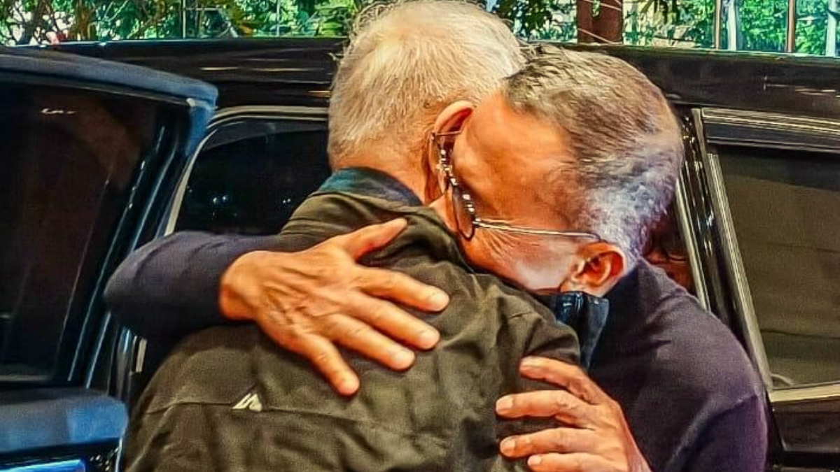 Dahlan Iskan berpelukan dengan&nbsp;Goenawan Mohamad.