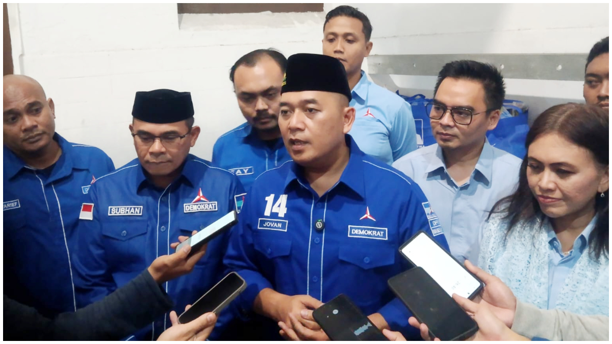 Wasekjen DPP Partai Demokrat, Agust Jovan Latuconsina saat menjawab pertanyaan wartawan saat Rapat Kerja Cabang (Rakercab) di Kota Bogor. 