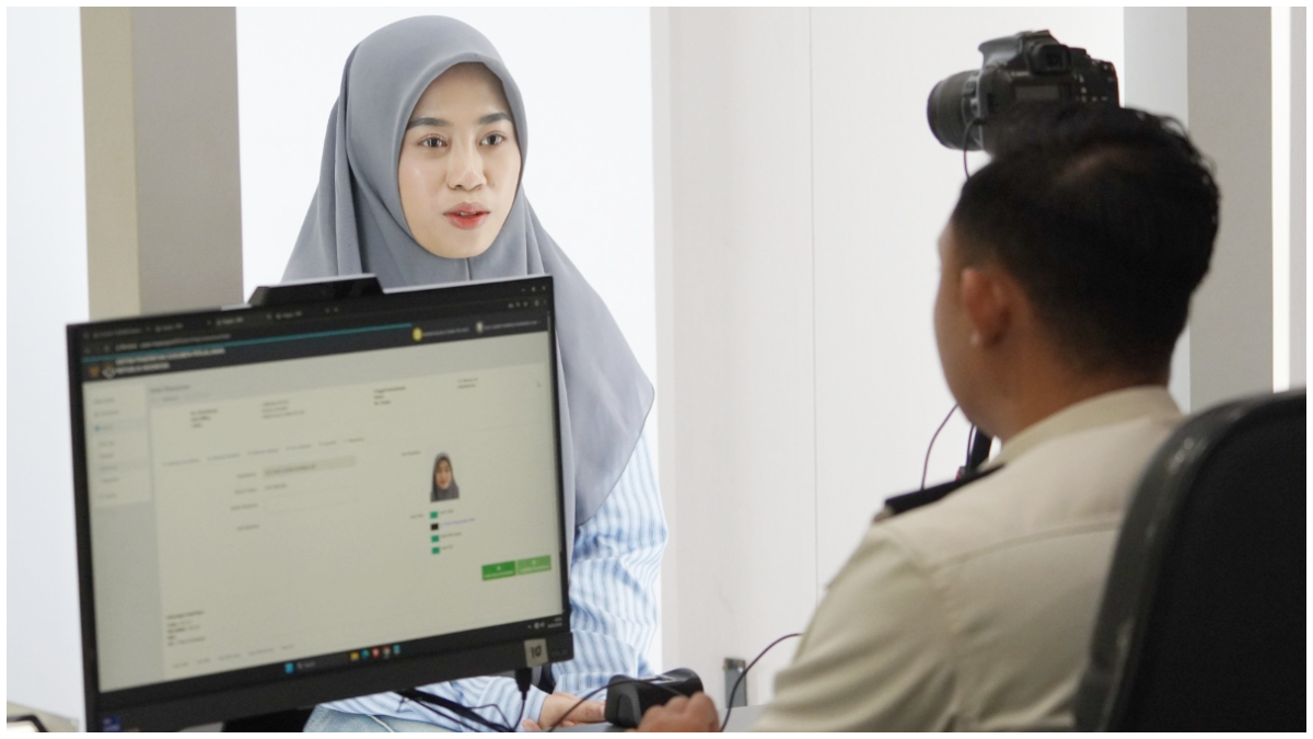 Aktivitas pelayanan paspor di kantor imigrasi. 
