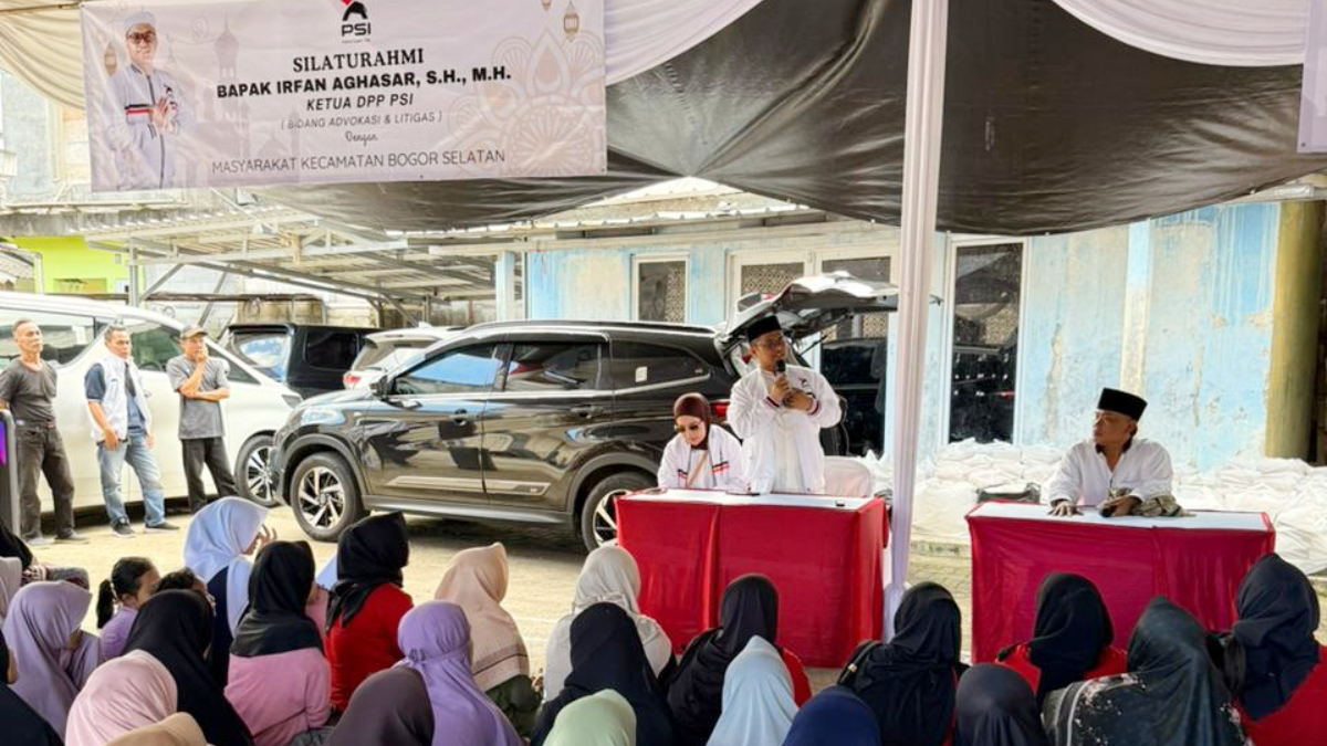 Ketua DPP PSI Bidang Advokasi dan Litigasi, Irfan Aghasar&nbsp;saat menyambangi&nbsp;Kelurahan Genteng, Kecamatan Bogor Selatan, Kota Bogor.