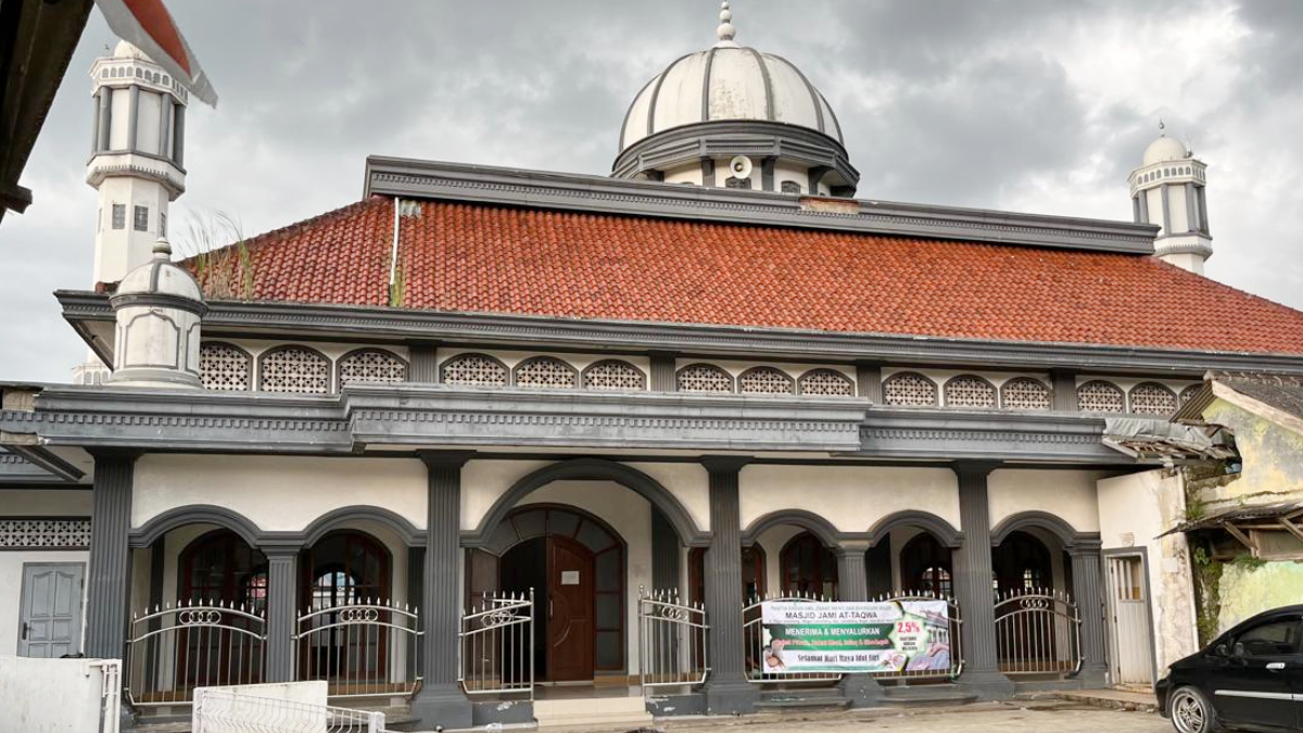 Masjid At-Taqwa Leuwiliang merupakan salah satu masjid tertua di wilayah barat Kabupaten Bogor.