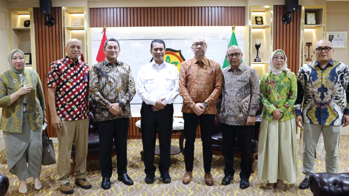 Menteri Pertanian&nbsp;Andi Amran Sulaiman&nbsp;bersama perwakilan&nbsp;Induk Koperasi Pedagang Pasar&nbsp;(Inkoppas) di kantor&nbsp;Kementerian Pertanian RI,&nbsp;Jumat, 13 Maret 2026. 