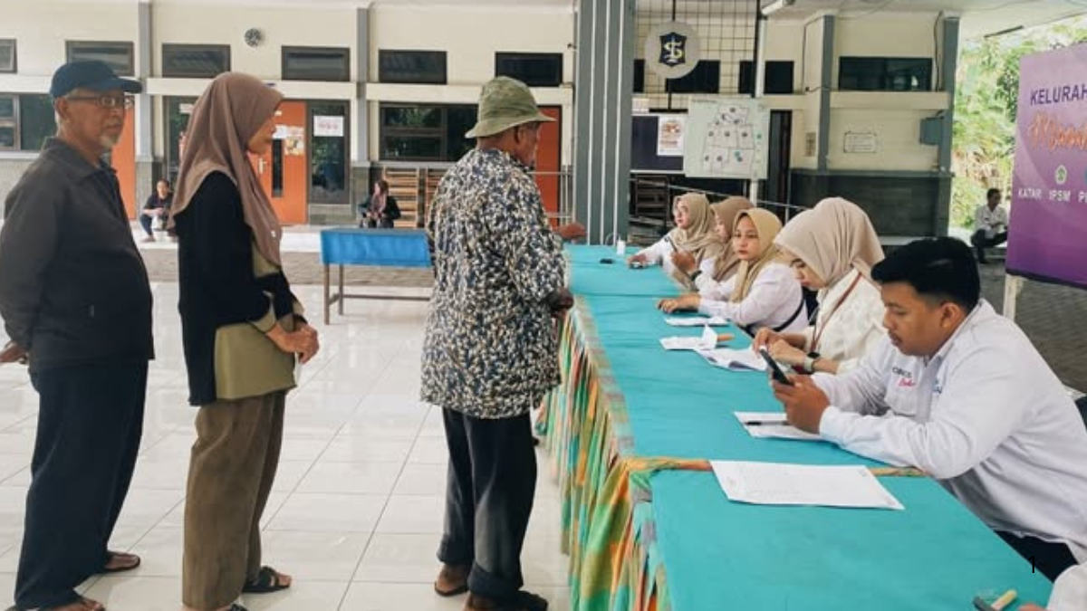 Ilustrasi penyaluran bansos kepada keluarga penerima manfaat.