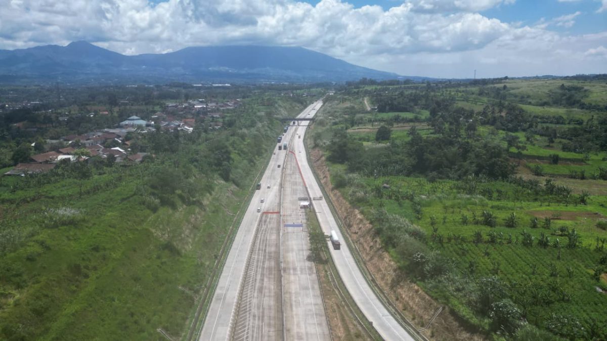 Pantauan Radar Bogor di Tol Bocimi Seksi 3 ruas Parungkuda - Cibolangkaler, Kabupaten Sukabumi, Jawa Barat, Jumat, 13 Maret 2026.