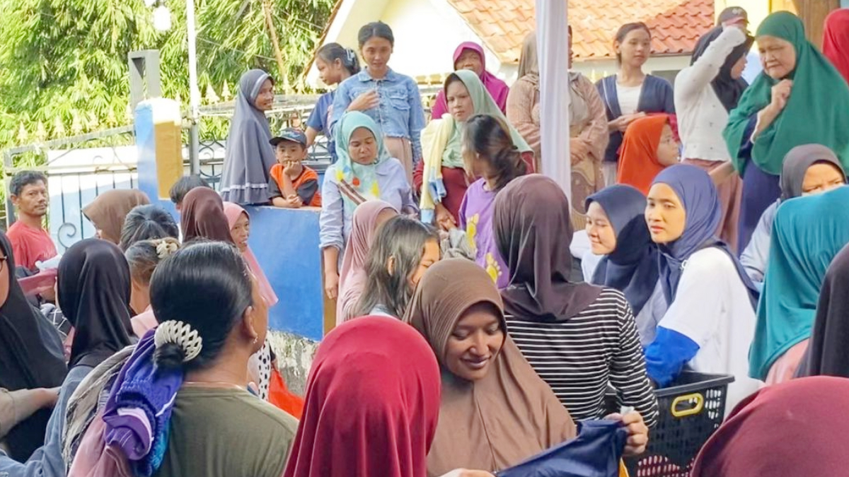 Suasana bazar di Bantarjati, Kecamatan Bogor Utara, Kota Bogor dipadati warga.