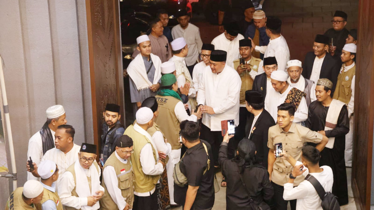 Bupati Bogor Rudy Susmanto didampingi Sekda Kabupaten Bogor, Ajat Rochmat Jatnika saat melaksanakan salat tahajud di Masjid Raya Nurul Wathon.