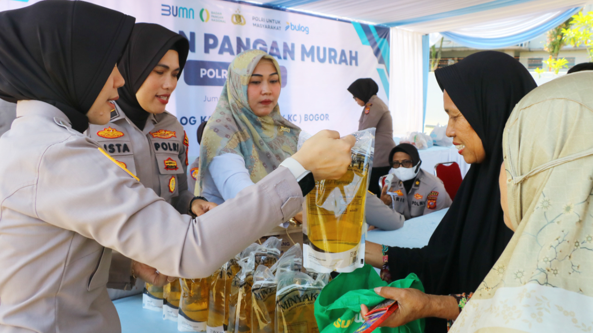Gerakan Pangan Murah (GPM) digagas Polri bersama Bulog dilaksanakan serentak, salah satuya di halaman Kantor Bulog, Dramaga, Kabupaten Bogor, Jawa Barat, Jumat, 13 Maret 2026.