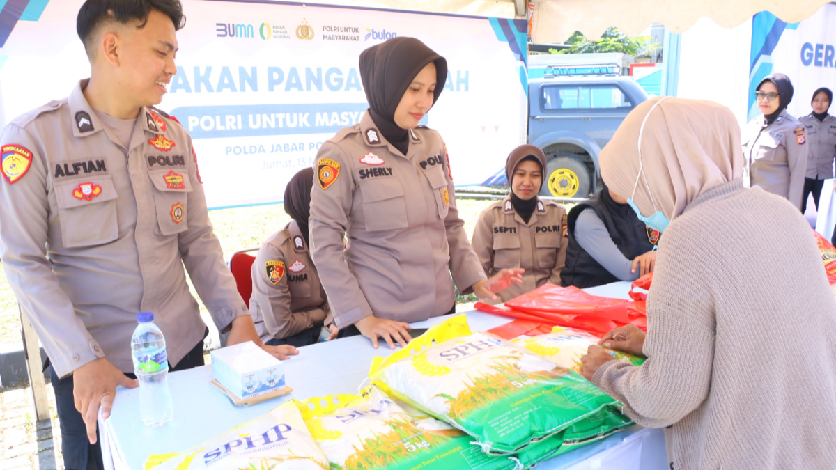Gerakan Pangan Murah (GPM) digagas Polri bersama Bulog dilaksanakan serentak, salah satuya di halaman Kantor Bulog, Dramaga, Kabupaten Bogor, Jawa Barat, Jumat, 13 Maret 2026.