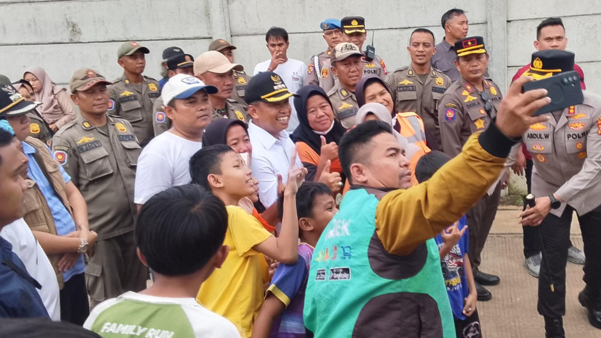 Wali Kota Depok Supian Suri saat bertemu warga Bojongsari.