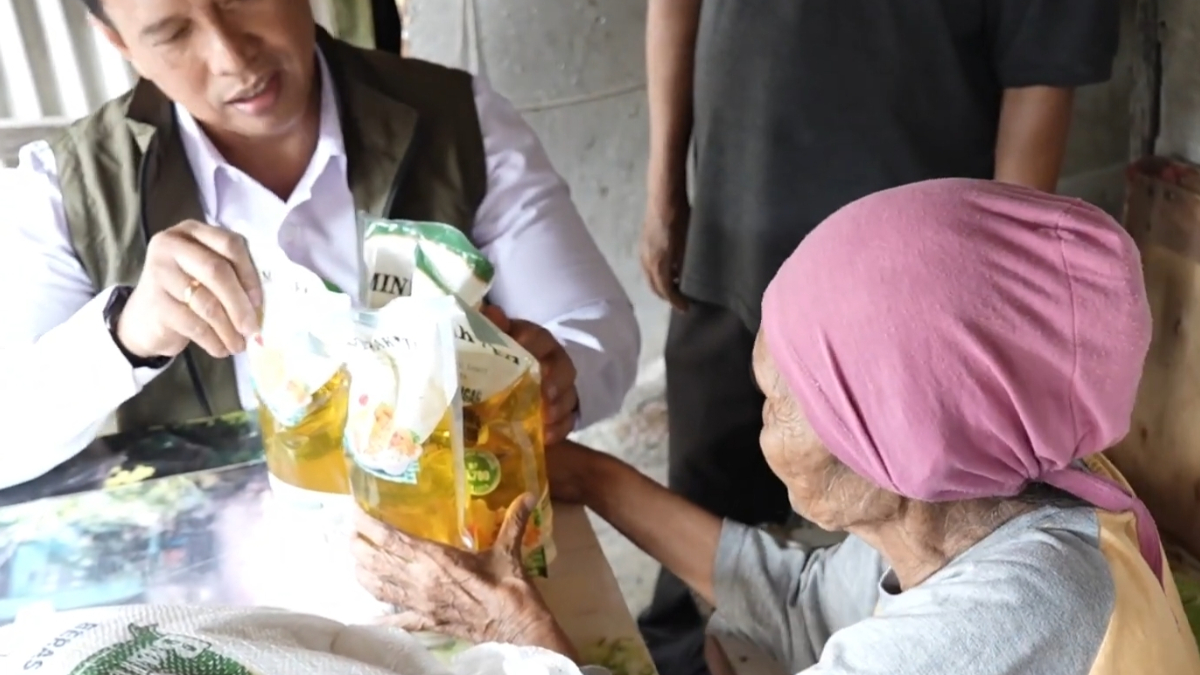 Penyaluran bansos berupa bantuan pangan beras dan minyak goreng