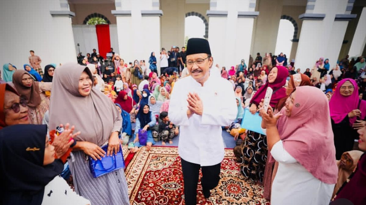 Ilustrasi Mensos bersama KPM bansos jelang lebaran 2026.