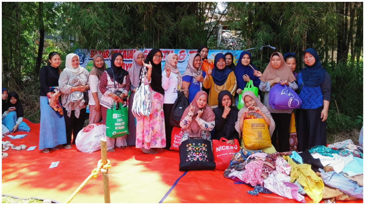 Warga Perumahan Bogor View II, Kota Bogor, menggelar bazar gratis pakaian layak pakai.