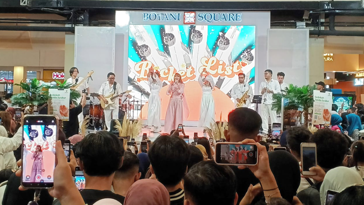 Penyanyi Ghea Indrawari saat tampil di acara Late Nite Sale Ramadhan 2026 Botani Square, Kota Bogor.