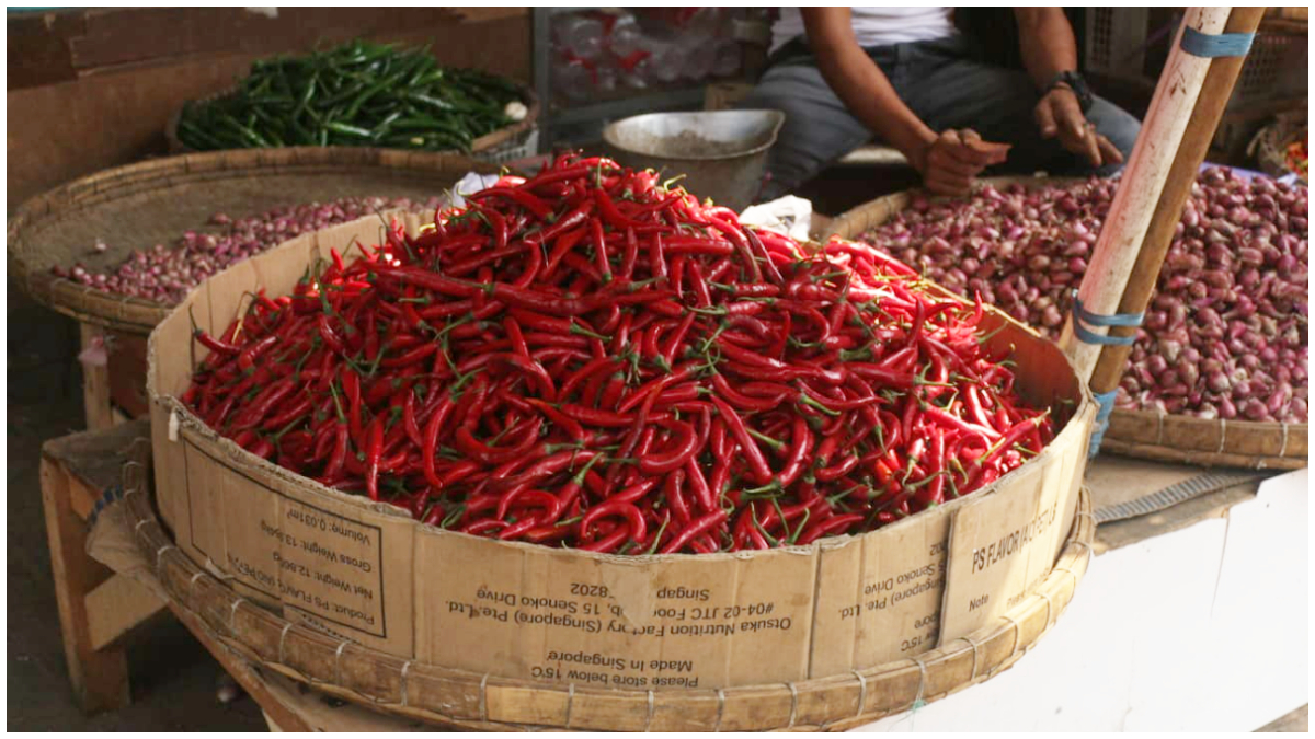 Pedagang cabai di pasar. Harga cabai dan bawang merah turun naik. 