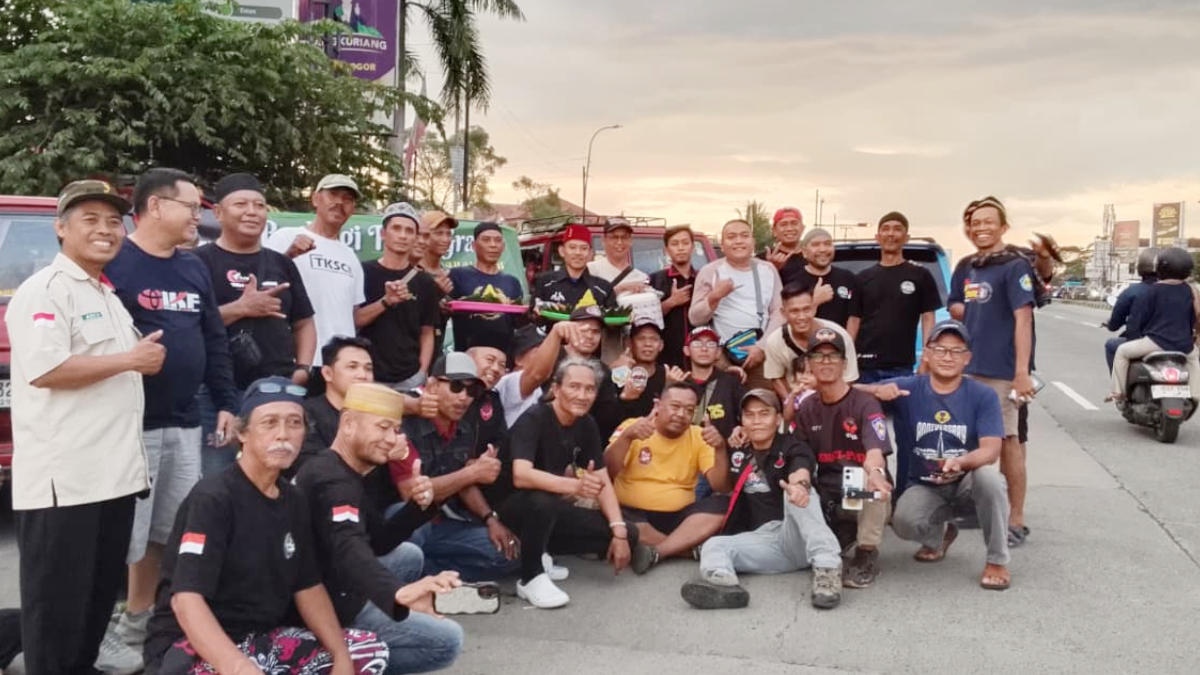 Forum TOP terdiri dari sejumlah komunitas Kijang membagikan takjil gratis.