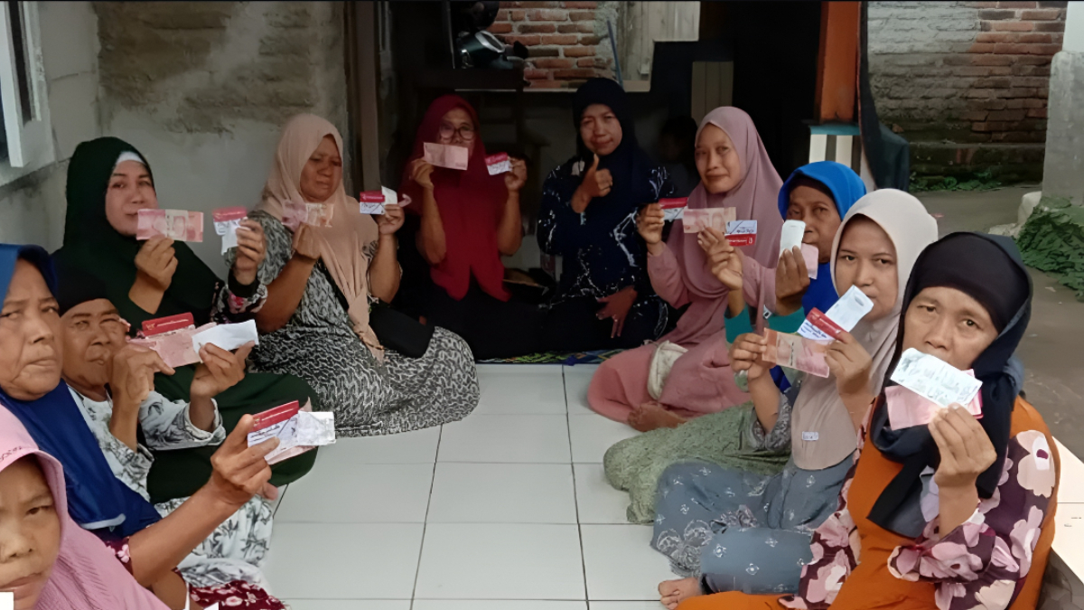 Ilustrasi KPM mencairkan bansos Maret 2026