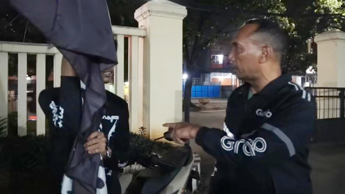 Kapolsek Cileungsi Kompol Edison (kanan) saat mengamankan terduga pelaku anggota gangster.
