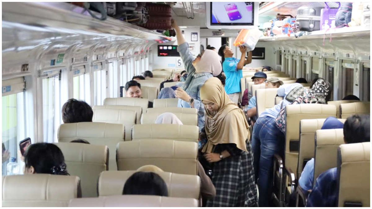 Kondisi kereta yang mulai dipadati penumpang di arus mudik 2026. 