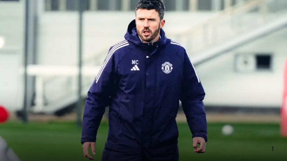 Michael Carrick saat melatih tim binaannya, Manchester United.