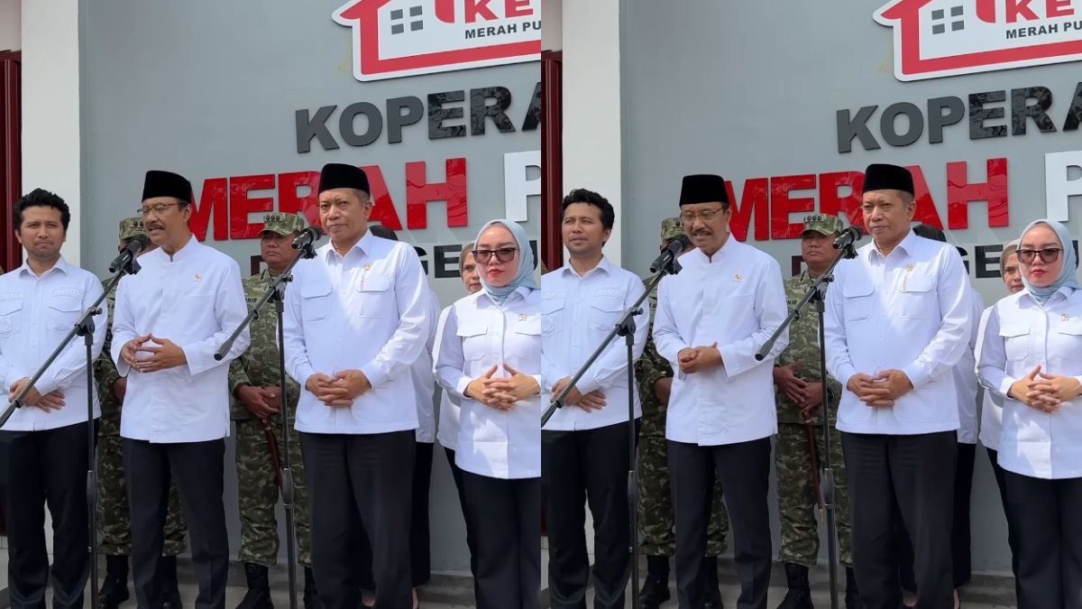 Menteri Sosial Saifullah Yusuf atau Gus Ipul beserta jajarannya saat pembukaan koperasi desa merah putih di Pasuruan