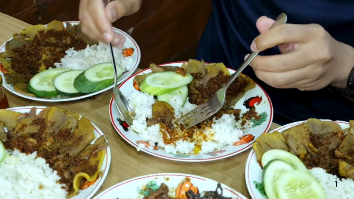 Oseng Lidah Sapi khas Resto Gentong Mas, Jakarta.