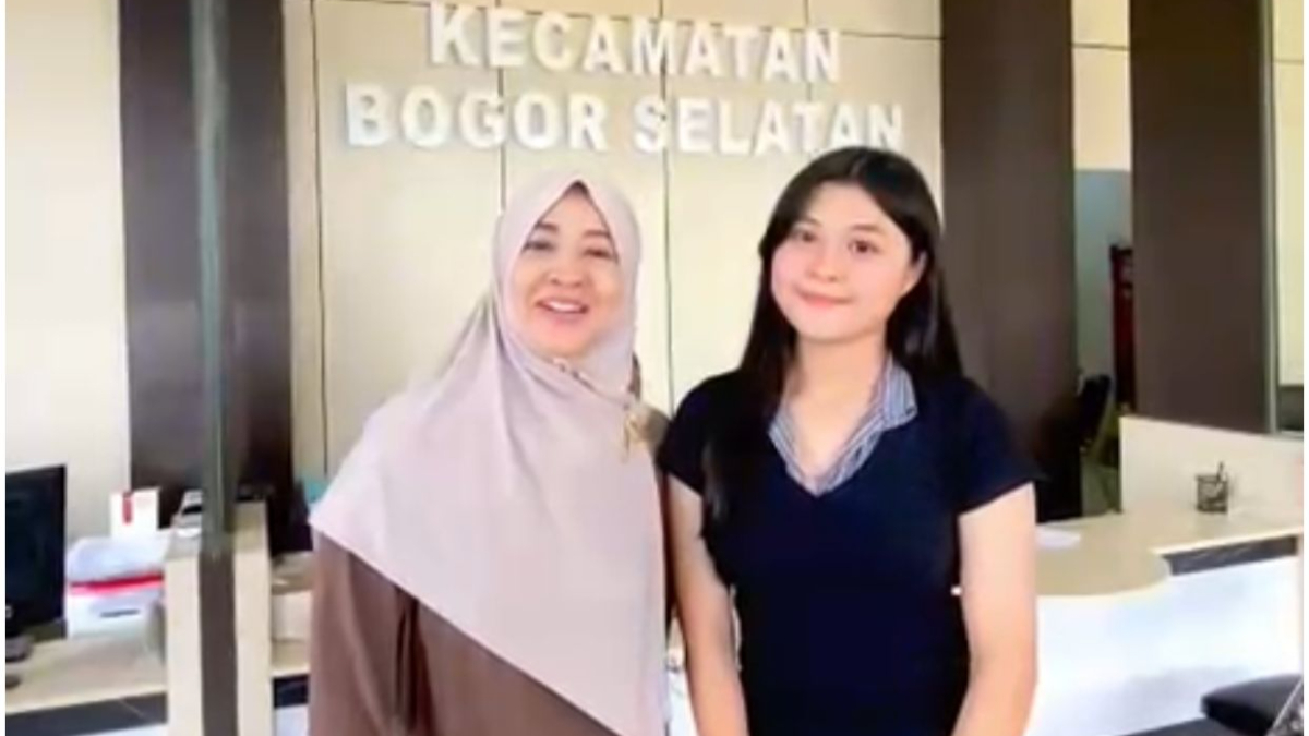 Okie Agustina mendampingi sang putri Nasya untuk membuat e-KTP di kantor Kecamatan Bogor Selatan. 