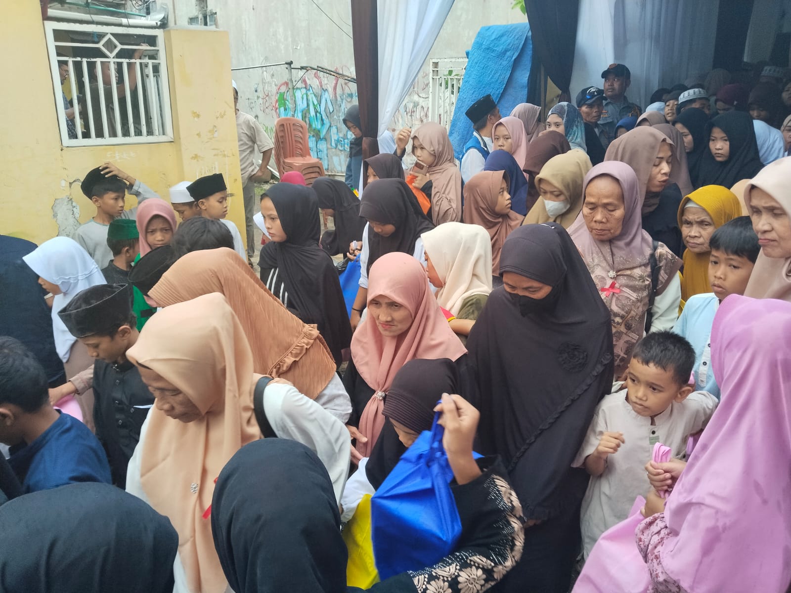 Warga antre untuk mendapatkan santunan dari pimpinan PT Baraya.