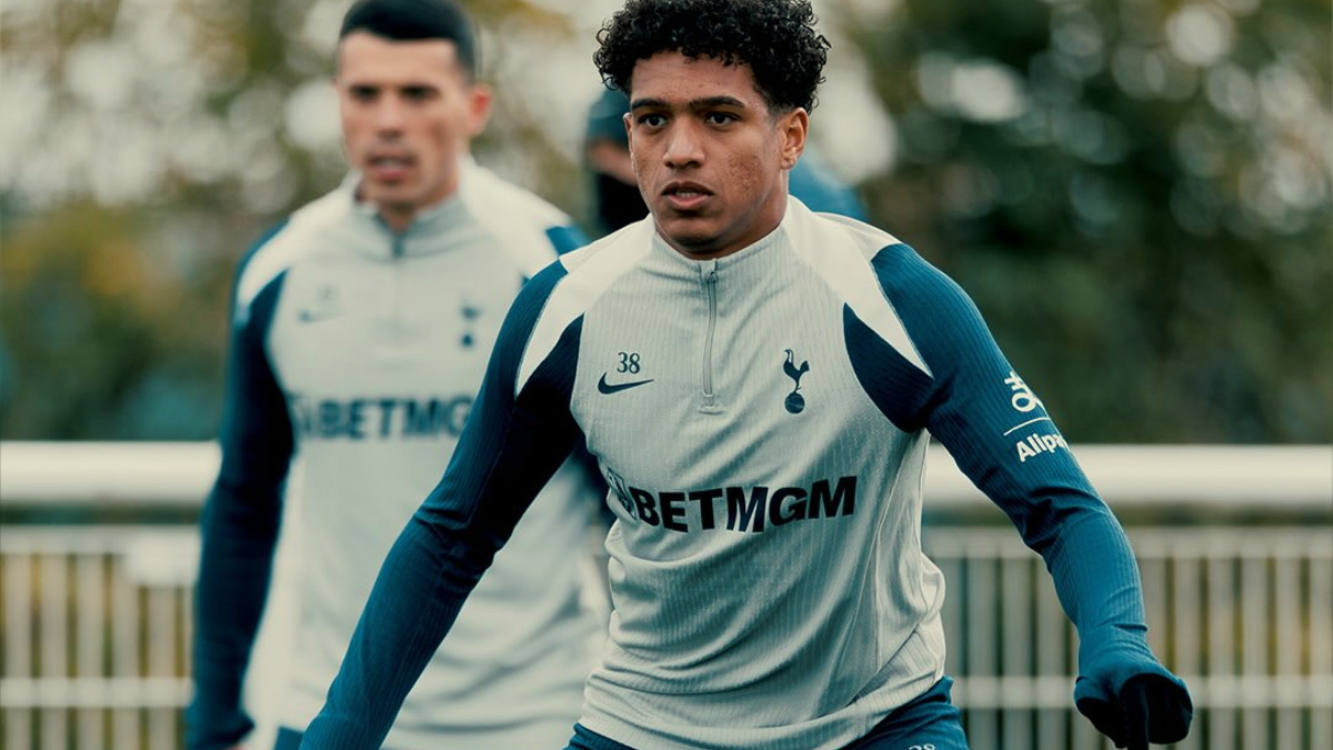 Para pemain Tottenham Hotspur berlatih sebelum hadapi Liverpool.