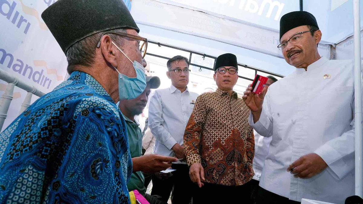 Menteri Sosial Saifullah Yusuf saat bersama salah satu Keluarga Penerima Manfaat (KPM) bansos.