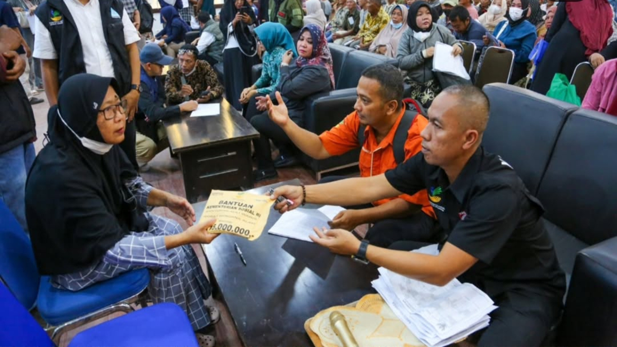 Ilustrasi penyaluran bansos kepada penerima manfaat.