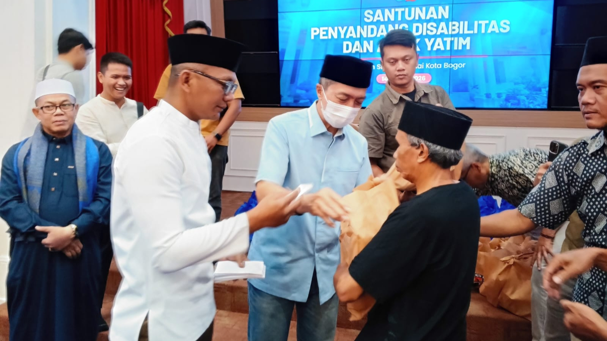 Pemerintah Kota (Pemkot) Bogor memberikan santunan kepada penyandang disabilitas dan anak yatim.