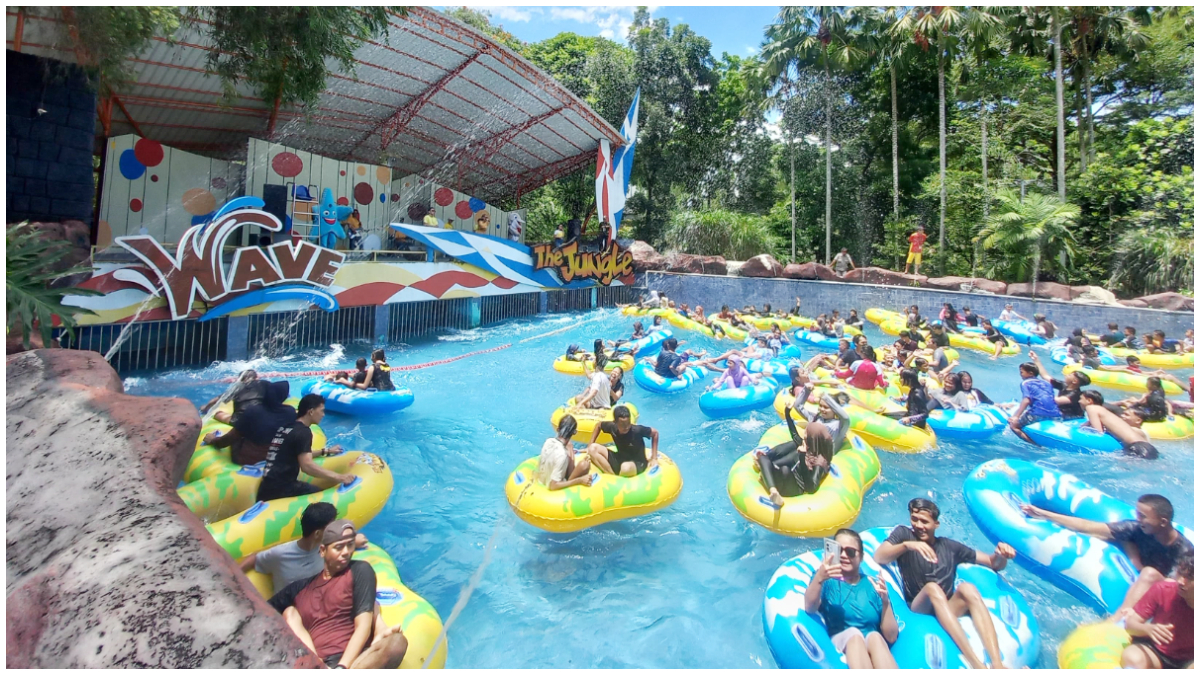 Suasana pengunjung di area The Jungle Waterpark Bogor.