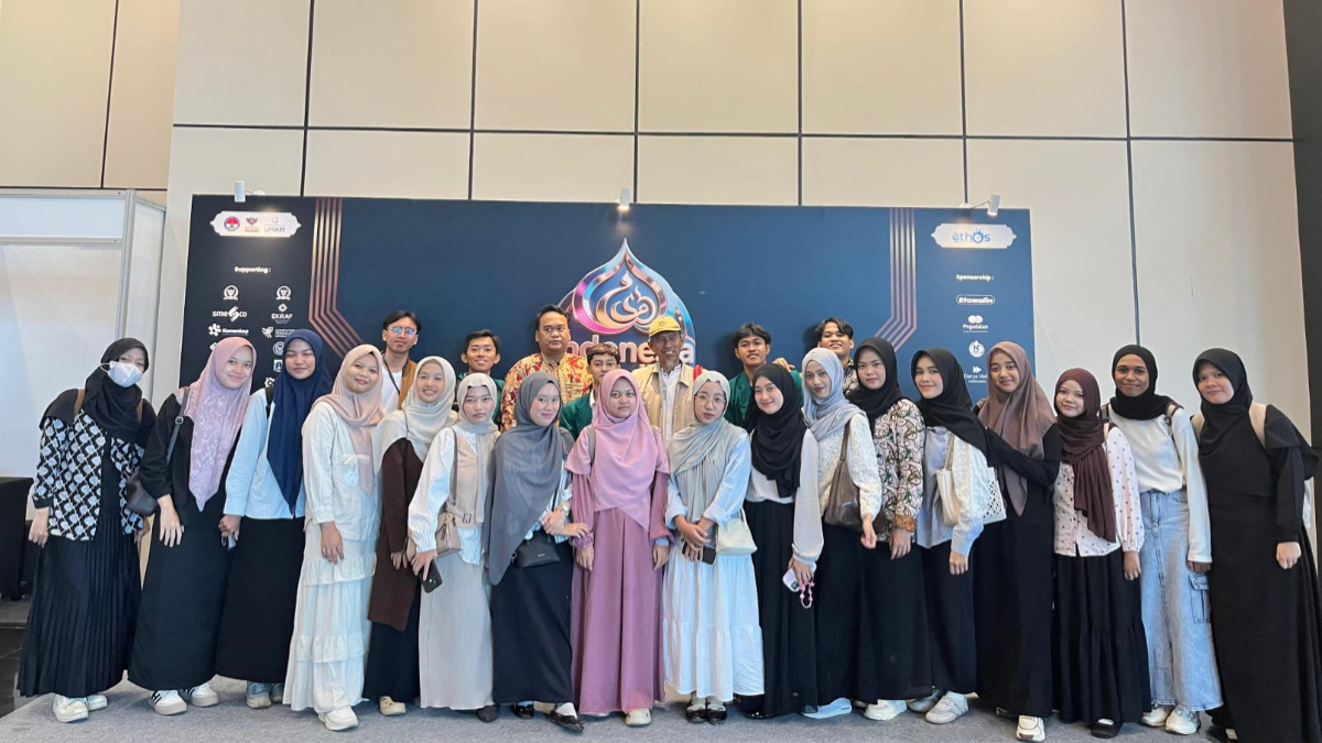 Mahasiswa Fakultas Agama Islam Universitas Ibn Khaldun (UIKA) Bogor saat mengikuti kunjungan edukatif kegiatan Indonesia Ramadhan Expo 2026 di Jakarta.