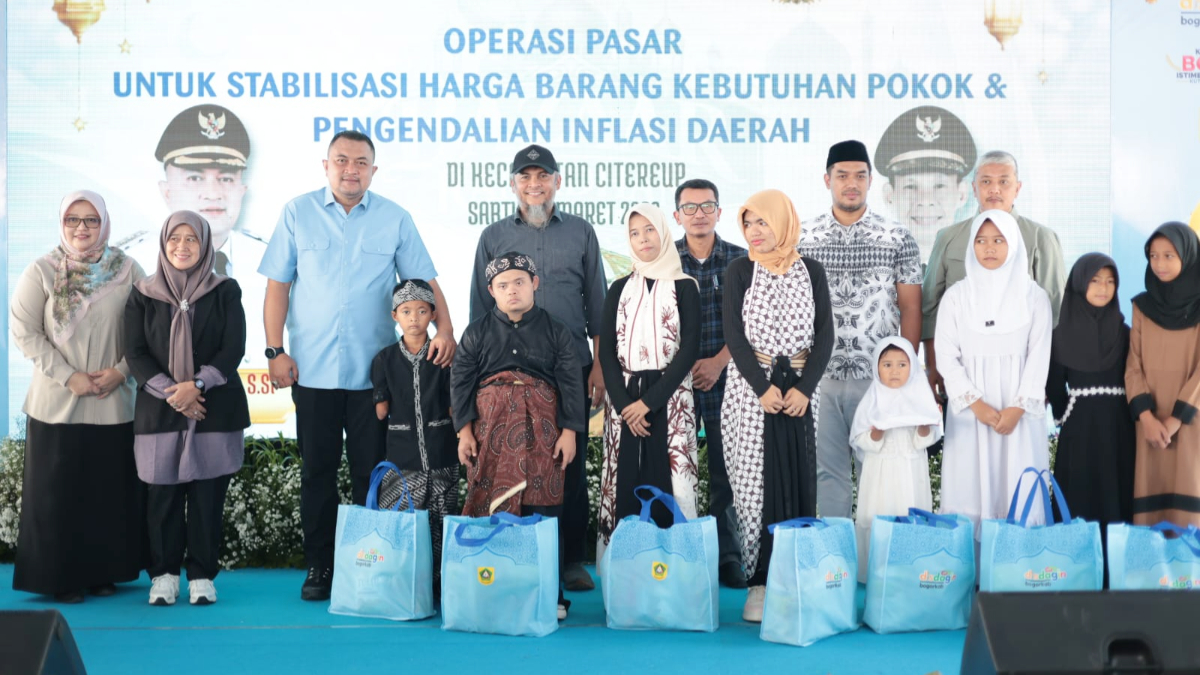 Bupati Bogor Rudy Susmanto saat menghadiri  Bazar Ramadhan Istimewa di Kecamatan Citeureup, Kabupaten Bogor, Sabtu, 14 Maret 2026.