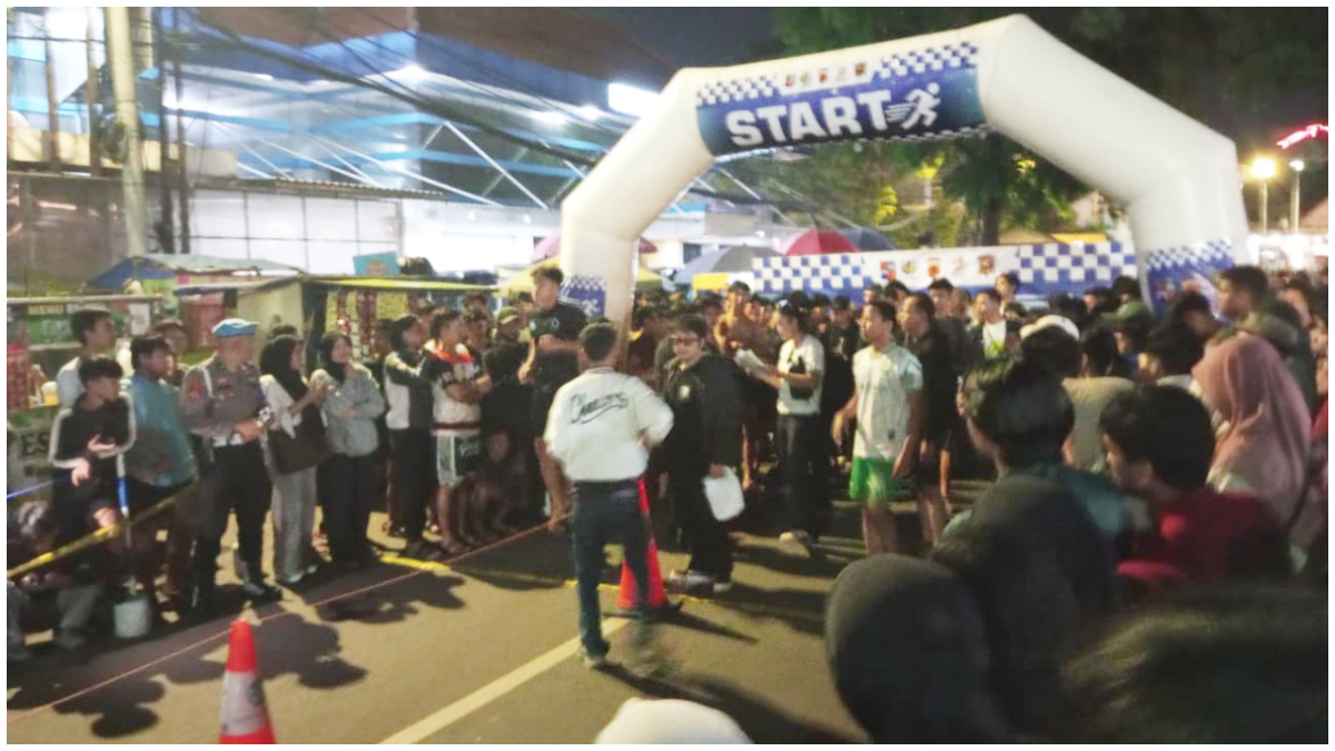 Ribuan warga memadati Jalan Dewi Sartika, Alun-Alun Kota Bogor saat menyaksikan Fun Race Ramadhan yang digelar Polresta Bogor Kota, Sabtu 14 Maret 2026. 
