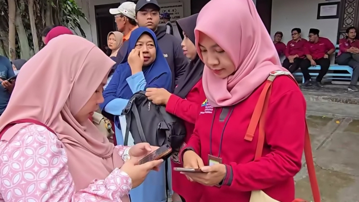 Ilustrasi KPM bansos mengurus penurunan desil mandiri lewat HP. 