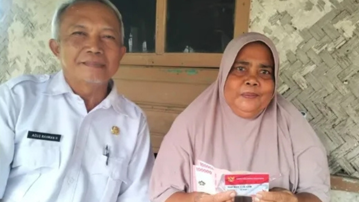 Ilustrasi petugas menyalurkan bansos kepada KPM.