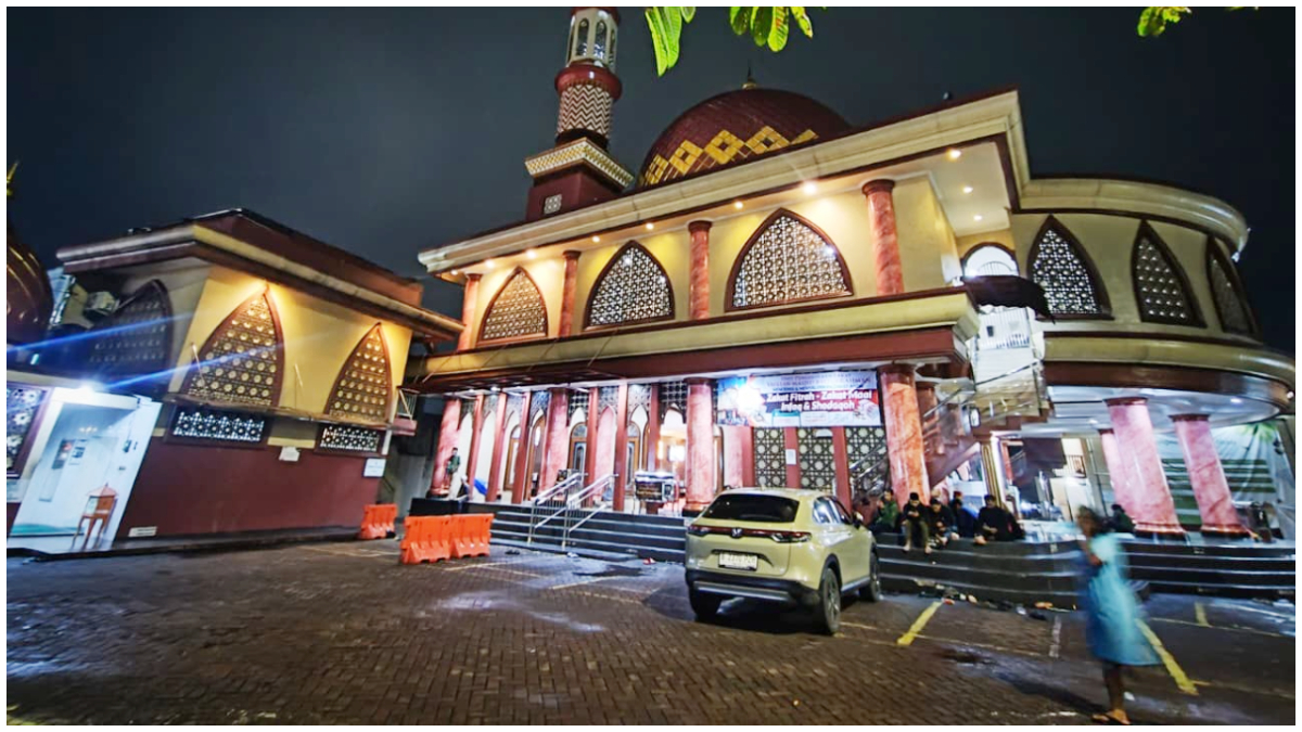 Masjid Baiturrahman atau dikenal sebagai Masjid Merah Depok. Salah satu masjid ikonik di Kota Depok.