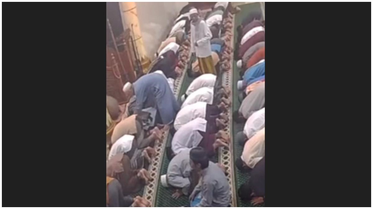 Tangkapan layar video jemaah meninggal saat Salat Tarawih di&nbsp;Masjid Babussalam, Jalan Margonda Raya, Kecamatan Beji, Kota Depok.