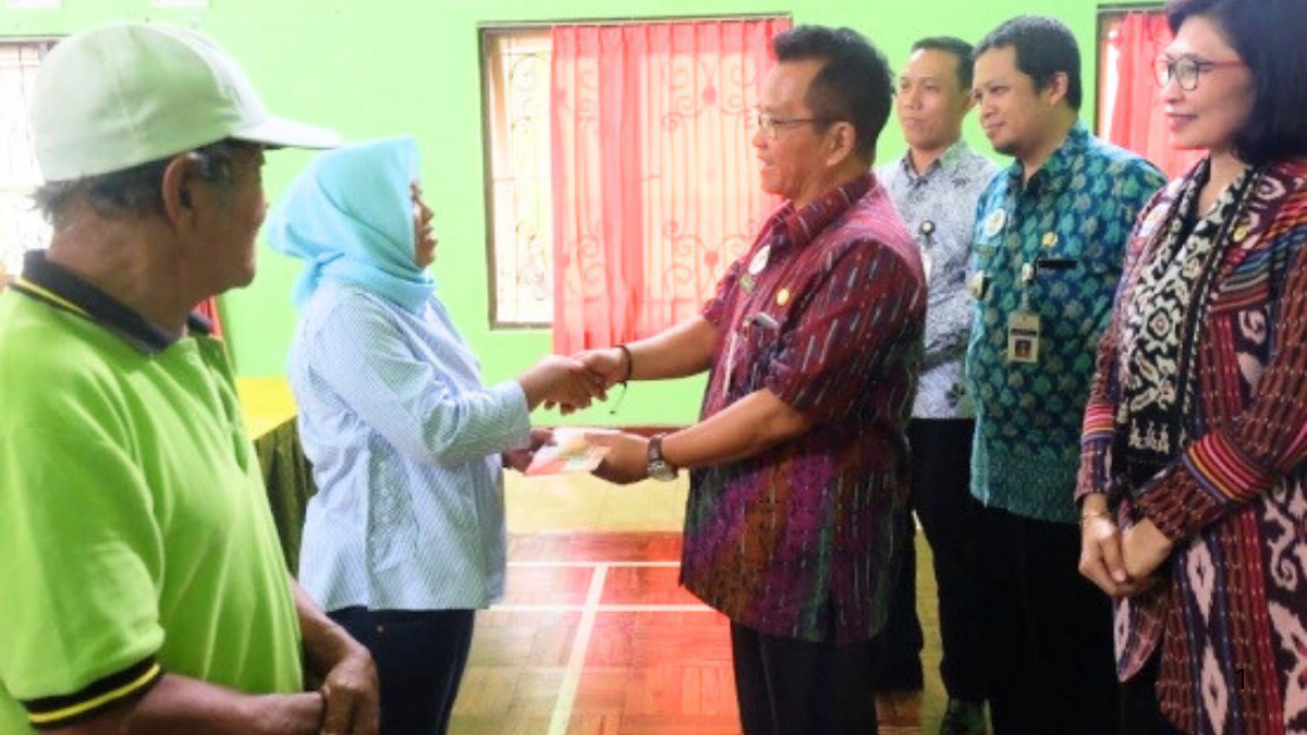 Ilustrasi penyaluran bansos kepada keluarga penerima manfaat.