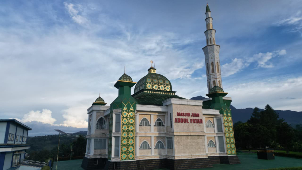 Keindahan dan kemegahan Masjid Abdul Fatah di Desa Tapos II, Kecamatan Tenjolaya, Kabupaten Bogor. 