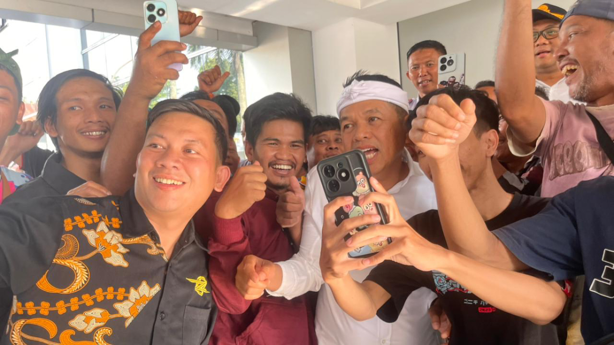 Gubernur Jawa Barat Dedi Mulyadi bersama sejumlah sopir angkot di Gedung Polres Bogor. 