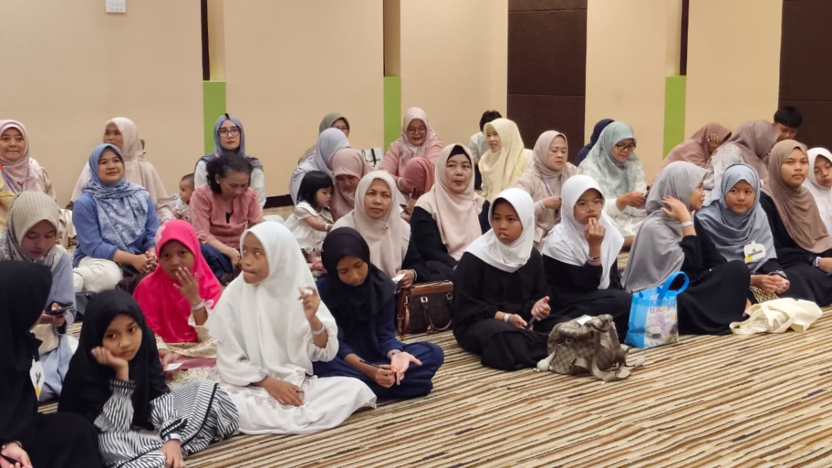 SANTUNAN YATIM: UPTD Puskesmas Bondongan memberikan santunan kepada 30 anak yatim dalam kegiatan Gema Diari Ramadanku Part III di Hotel Santika Bogor.