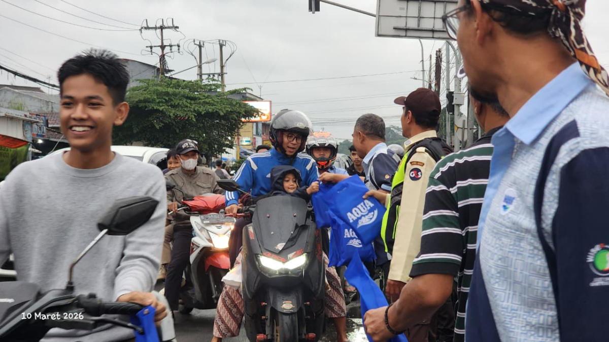 Aqua bagi-bagi takjil dan sembako untuk warga dan anak yatim di Bogor.