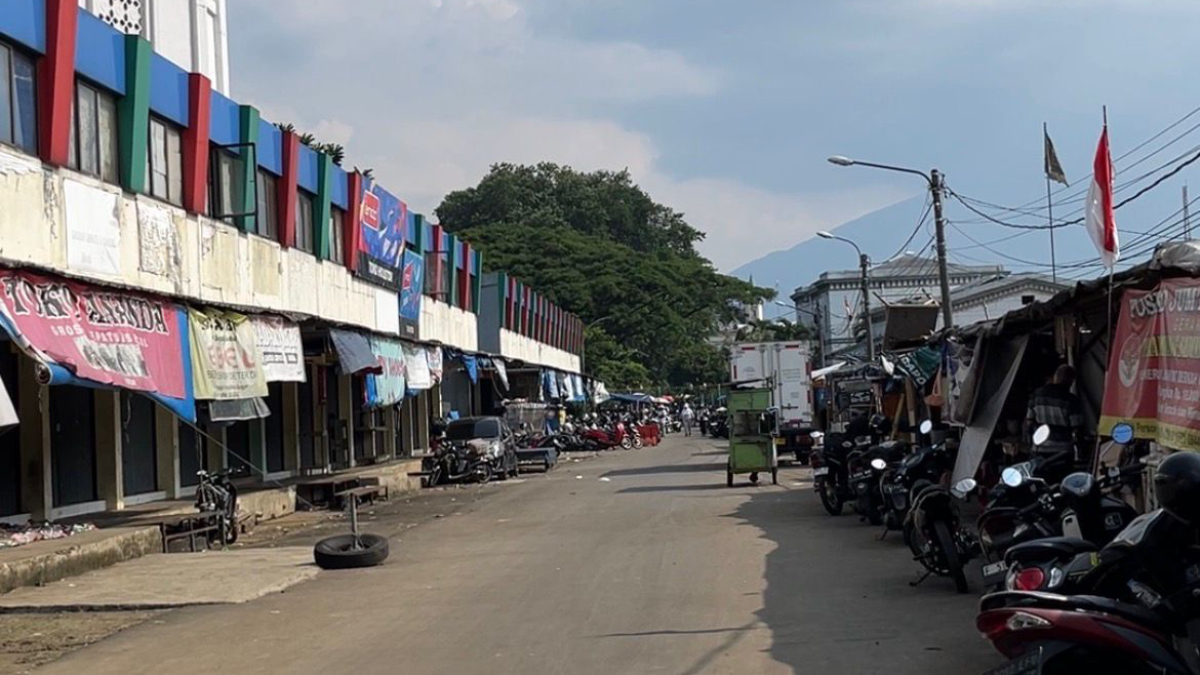 Jalan Nyi Raja Permas Kota Bogor yang banyak dijadikan tempat PKL.