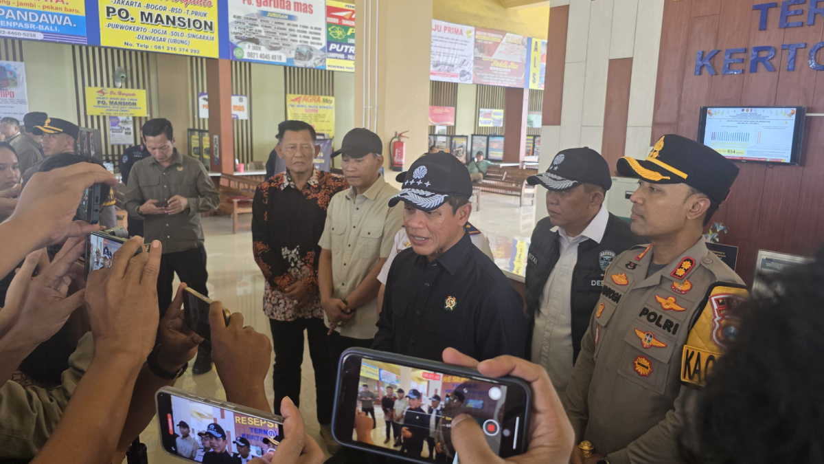 Menteri Lingkungan Hidup/Kepala Badan Pengendalian Lingkungan Hidup (LH/BPLH), Hanif Faisol Nurofiq kunjungi Terminal Kertonegoro di Ngawi pada Minggu (15/3/2026).