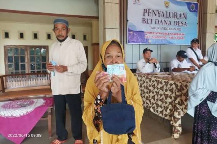 Ilustrasi penyaluran bansos BLT Dana Desa kepada KPM