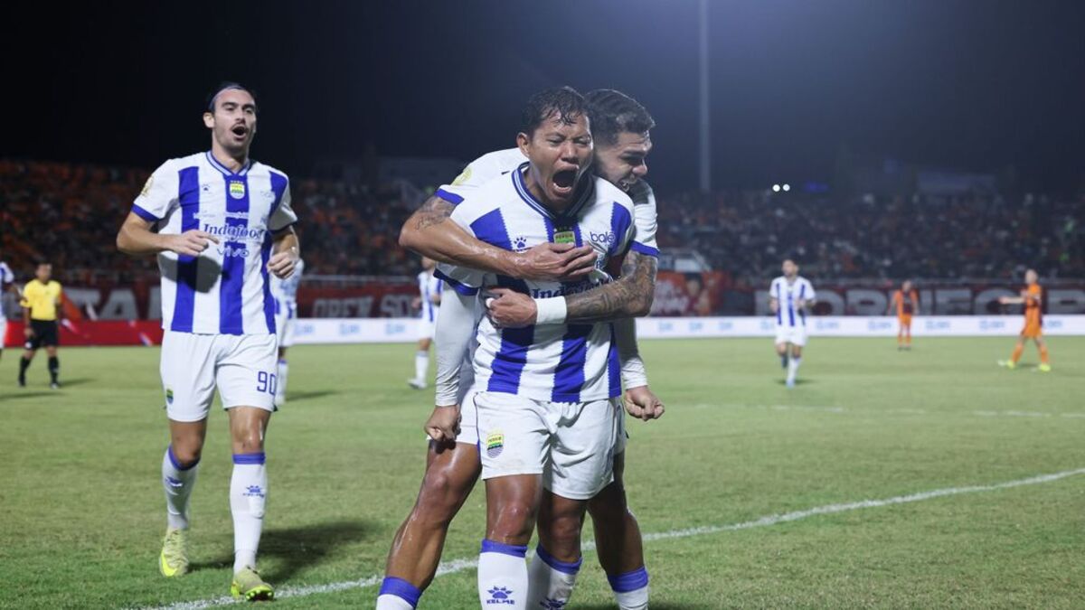 Pemain Persib Bandung, Adam Alis setelah mencetak gol ke gawang Borneo FC.