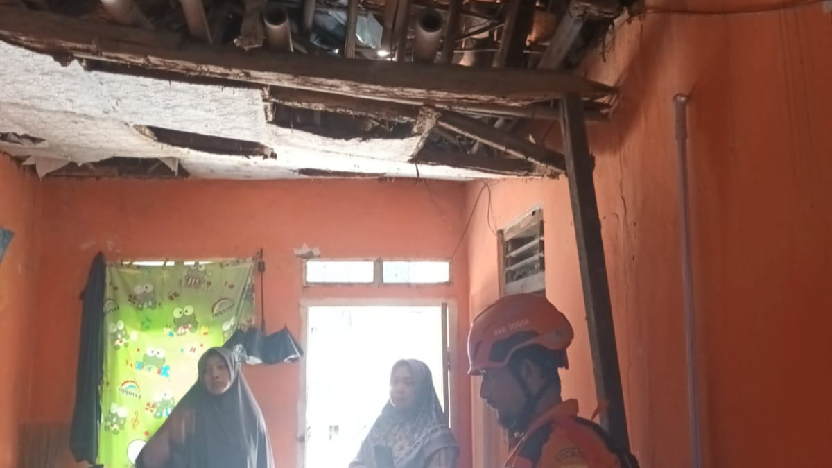 Rumah warga di Kampung Bojong, Cihideung Ilir, Ciampea, Kabupaten Bogor rusak akibat tersapu angin kencang.
